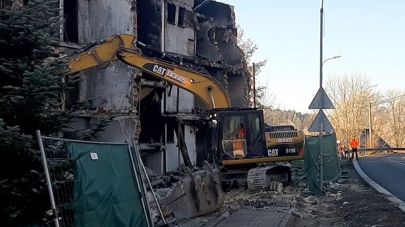 Bagr začal demolovat v Lenoře dům po výbuchu